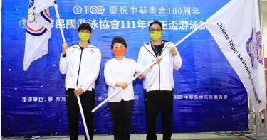 台中市長盧秀燕（中）出席全國中正盃游泳錦標賽開幕典禮，對於台中市高中職以下學校是否繼續停課？她強調留待防疫直播記者會上再說。（圖／謝瓊雲攝）