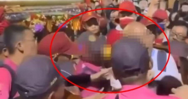 鄭男與鎮瀾宮副董鄭銘坤爆發衝突,要提告對方;鄭男稱抱女兒只是想躦轎底祈求平安。(圖/翻設記者爆料網)