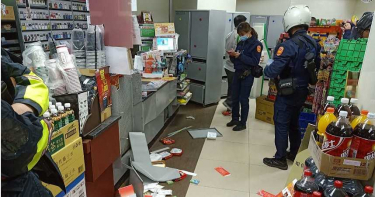 制止醉漢超商點菸被揍 超猛女店員出手反擊