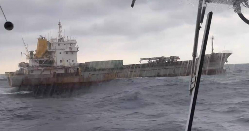 基隆海巡隊3日下午緊急出動，將涉及勾斷海底電纜的喀麥隆籍「SHUNXIN39」貨輪帶回基隆港外海調查。（圖／報系資料照）