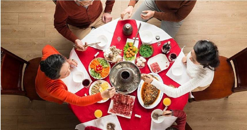 醫師楊智雯點名，包括紅燒獅子頭、紅豆年糕、富貴雙方、鮮蝦粉絲煲、烏蔘海鮮羹等5道年菜，容易造成血糖劇烈波動，提醒民眾應適量攝取。（示意圖／擷取自TPG達志影像）