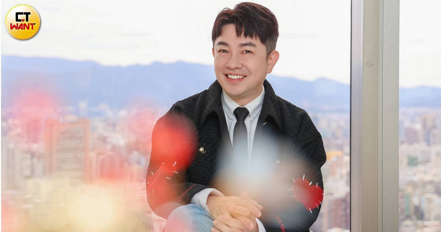 近期推出第三首個人單曲〈不可思議愛上你〉的李明川推薦他的聯名下午茶。（圖／林士傑攝）