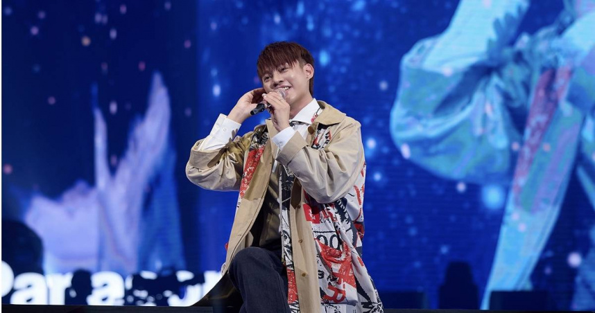 許富凱溫暖獻唱〈繁華攏是夢〉與〈棉照被〉創下《紅白》收視最高峰。（圖／台視提供）