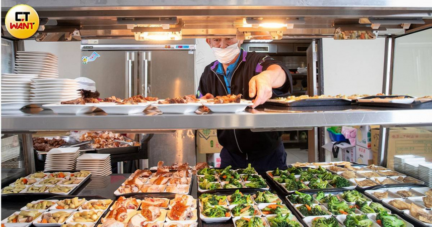 新北刑警大隊午餐提供平價的「精緻BUFFET」，是警界的秘密餐廳，更是刑事幹員們的活力來源。（圖／劉耿豪攝）