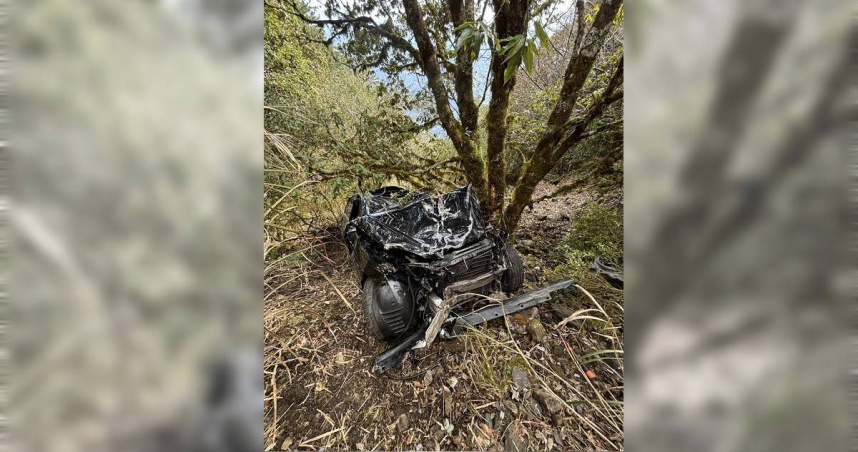 余姓男子開賓士車下合歡山，疑恍神墜超過200米深山谷，所幸1棵大樹救了他，賓士車嚴重變形，他卻僅輕傷。（圖／南投縣消防局提供／中國時報楊靜茹南投傳真）