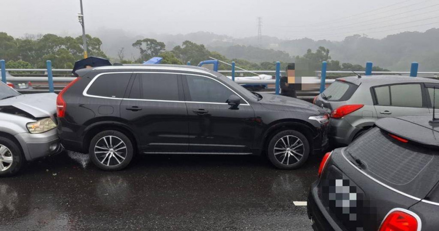 彰化省道15輛車連環撞天雨路滑成禍。（圖／翻攝畫面）