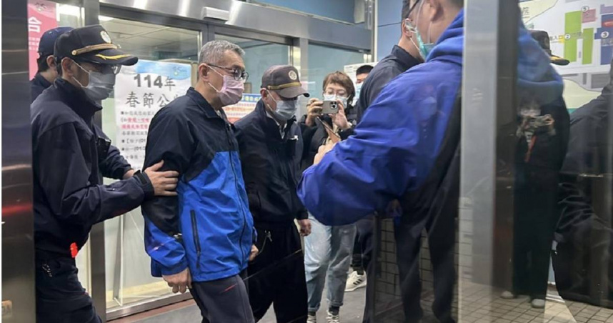 前民眾黨主席柯文哲涉及京華城、政治獻金等弊案，至今仍被羈押在台北看守所，而高齡92歲的柯爸從去年因病入院後，病情一直未見好轉，甚至數度傳出病危消息，昨（15日）晚間醫院又再度發出病危通知，柯文哲今（16日）凌晨也在戒護之下，前往新竹台大醫院探視父親。（圖／報系資料照）