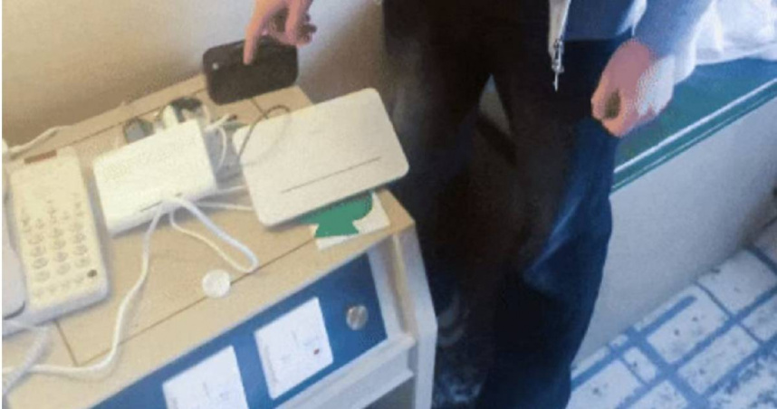 中國警方在飯店房間查獲的VOIP轉換器，該設備可將撥打的詐騙電話號碼，轉換成國內號碼，以此增加詐騙電話的可信度。（圖／翻攝微博）