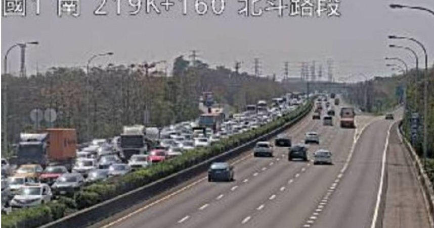 國道1號員林路段發生5 車追撞事故，造成1名女乘客受傷送醫，導致該路段大塞車。（圖／翻攝畫面）