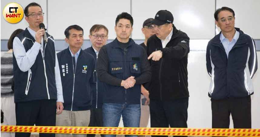 台北市長蔣萬安（右3）調整多項人事派令，市議員許淑華認為4月將開議的市議會將駁火不斷。（圖／黃威彬攝）