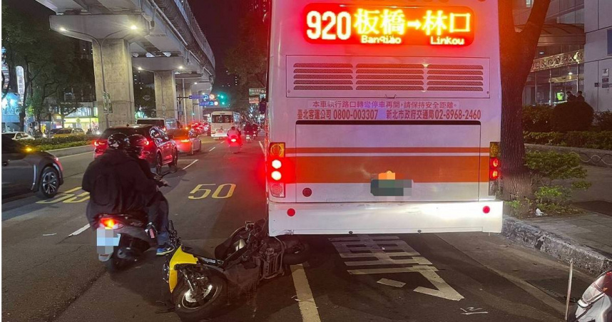 賴姓男子遭軍用公務車撞上，又滑撞停等路旁的公車，導致重傷而失去意識。（圖／翻攝畫面）