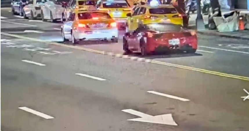 北市中山分局員警20日上午巡邏時，發現一輛法拉利違規併排停車，意外再發現張姓駕駛不但酒駕還無照駕駛。（圖／翻攝畫面）