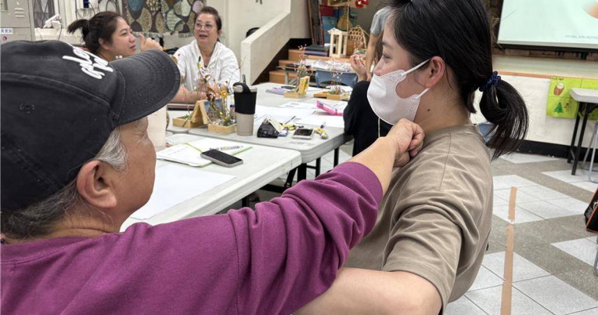 花蓮門諾醫院吞嚥團隊日前下鄉開辦開設培訓課程，向照服員講解人體吞嚥機能與常見問題，傳授吞嚥技巧及識別吞嚥障礙的方法。（圖／門諾醫院提供）