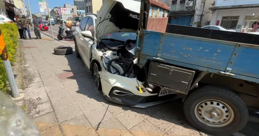 宜蘭張姓女子疑似誤踩油門後暴衝，連續衝撞路邊5輛汽機車。（圖／民眾提供）