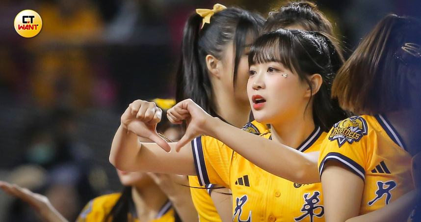 邊荷律生氣嘟嘴的回擊也比倒讚。（圖／侯世駿攝）