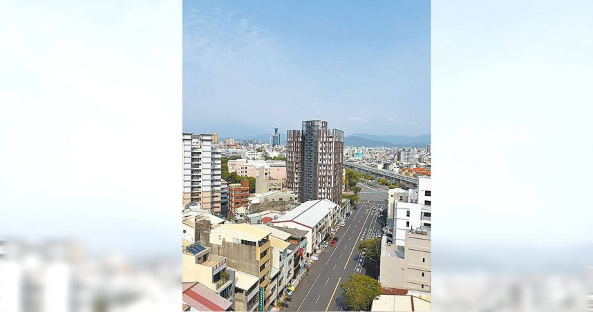 境外汙染源來襲，台中8日16個空品監測站，有11站亮橘燈，許多市民發現抬頭看不到藍天白雲。（圖／中國時報馮惠宜攝）