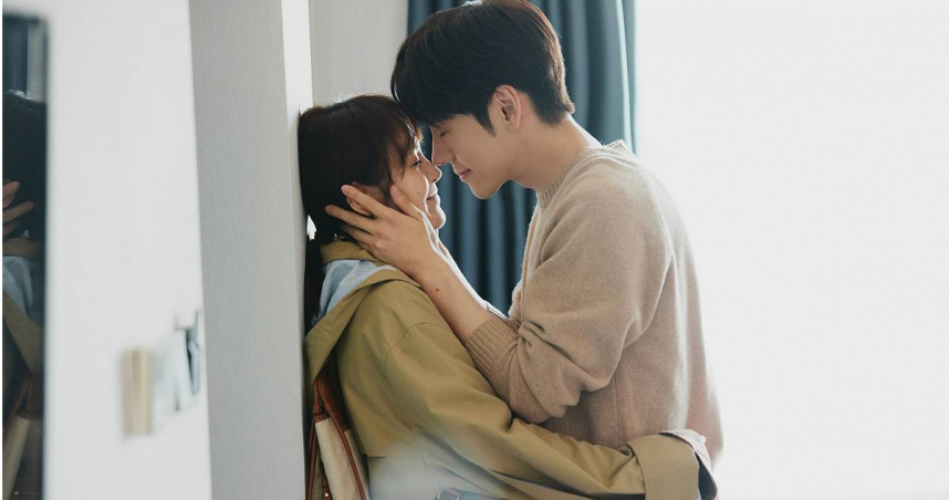 魏哲鳴與張佳寧在《私藏浪漫》有20多場吻戲。（圖／中天提供）