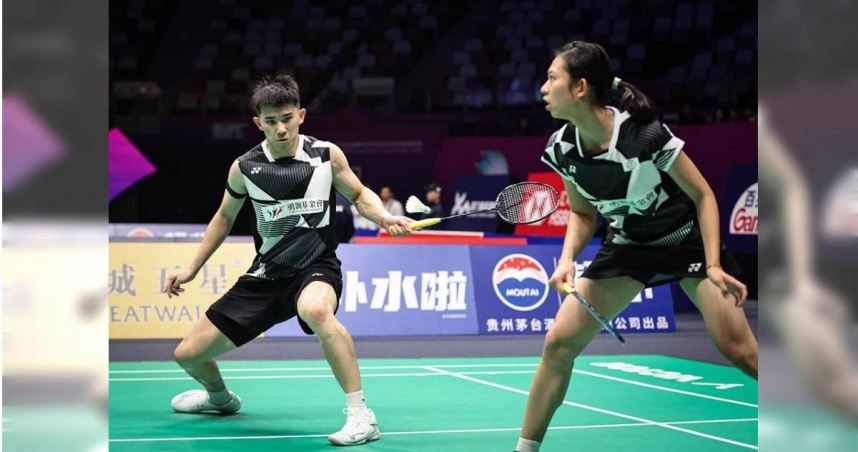 混雙組合葉宏蔚（左）、胡綾芳（右）在蘇迪曼盃全力為中華隊貢獻。（圖／香港體路提供）
