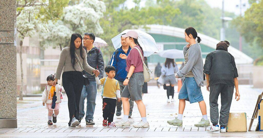 梅雨季將至，中央氣象署預測今年5至7月氣溫正常至偏高，雨量則為正常至偏少。（圖／報系資料照）