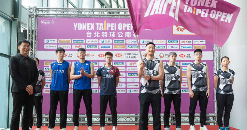 台北羽球公開賽將於6日開打，中華羽協理事長張國祚（左）更主持「授旗儀式」，將象徵榮耀的代表隊戰旗交由周天成領受，周天成則率領代表隊全體選手共同誓師。（圖／中華羽協提供）