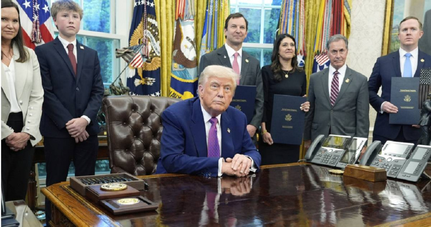 稍早，美國總統川普在社群平台宣布，印度與巴基斯坦已同意實施「全面且立即的停火」。（圖／達志／美聯社）