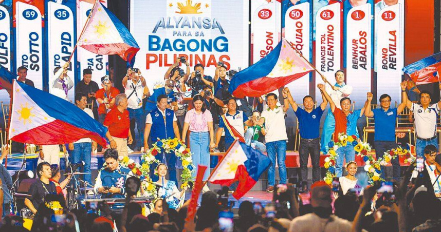 菲律賓總統小馬可仕在選舉前的競選集會上為參議員候選人站台造勢。（路透）