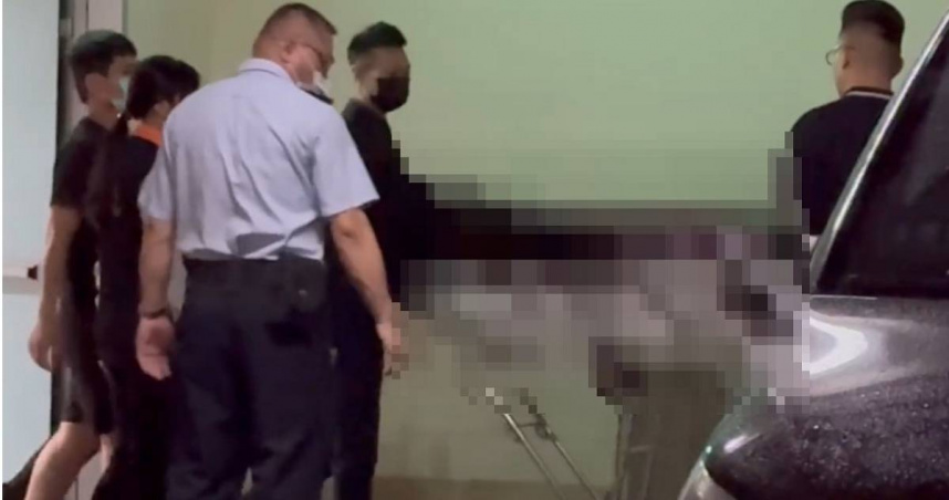 詹女母親在移靈的過程中哭喊女兒名字，場面令人十分痛心。（圖／報系資料照）