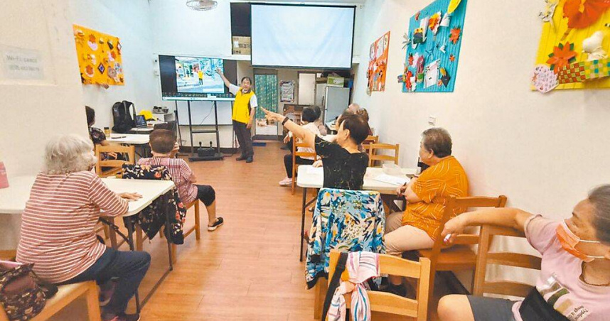 新北市政府持續透過「路老師」、道安推廣員與道安守護員，宣導高齡者建立正確道安觀念。（新北市社會局提供／高鈞麟新北傳真）