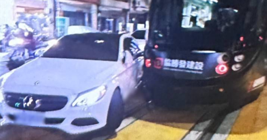 林女駕駛賓士在禁止左轉路口違規轉彎，結果不慎與同向後方駛來的輕軌發生擦撞。（圖／翻攝畫面）