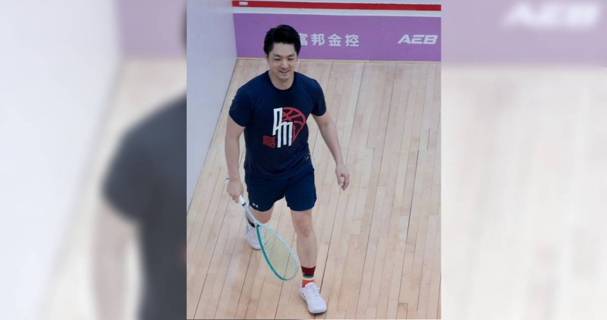 台北市長蔣萬安21日參加雙北世界壯年運動會45歲組男子壁球2場賽事，皆痛宰對手，賽後他臉上藏不住笑意。（圖／中國時報記者郭吉銓攝）