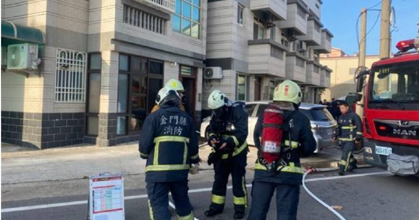 金門1棟民宅發生火警，造成3人一度受困獲救，疑因屋頂私設風力發電，導致電線走火釀災。（圖／翻攝畫面）