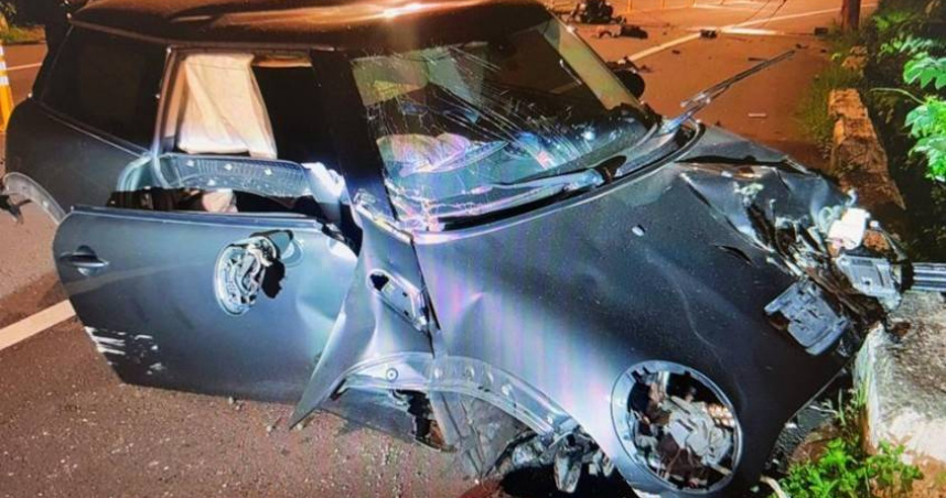 陳男酒駕自撞護欄及電桿，導致車輛幾乎全毀，造成引擎噴飛及安全氣囊炸裂。（圖／翻攝畫面）