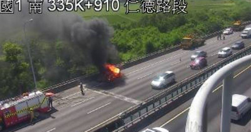 國道1號仁德段自小客車起火燃燒成火球，現場黑煙竄天，駕駛及時逃生。（圖／翻攝畫面）