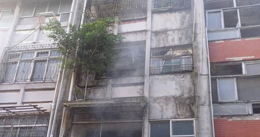 高雄1名流浪漢闖入廢棄透天厝，竟縱火驅蟲竄出大量火煙，所幸警消及時撲滅並無傷亡。（圖／翻攝畫面）