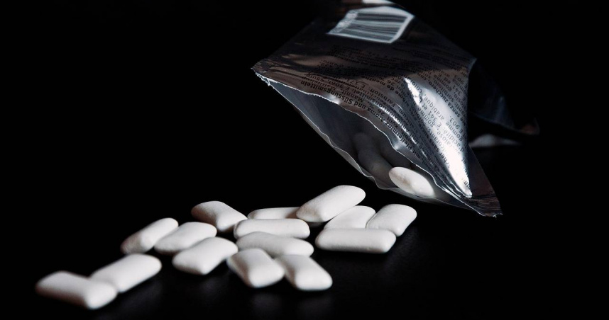 飯後咀嚼口香糖可以降低食道內的酸度，有助防止胃食道逆流。（示意圖／翻攝自pixabay）