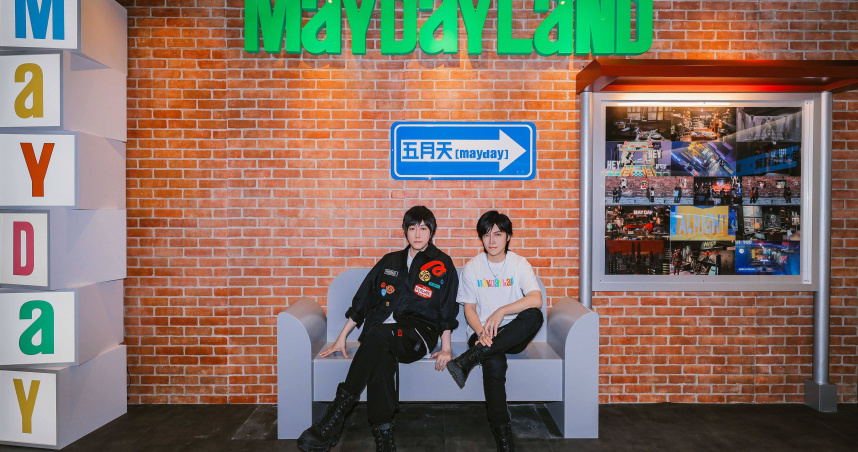 五月天怪獸和阿信前往參觀限定展。（圖／相信音樂提供）