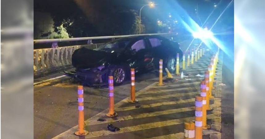 新北安坑交流道發生嚴重自撞車禍，多元計程車車頭全毀，現場留下血跡。（圖／翻攝畫面）