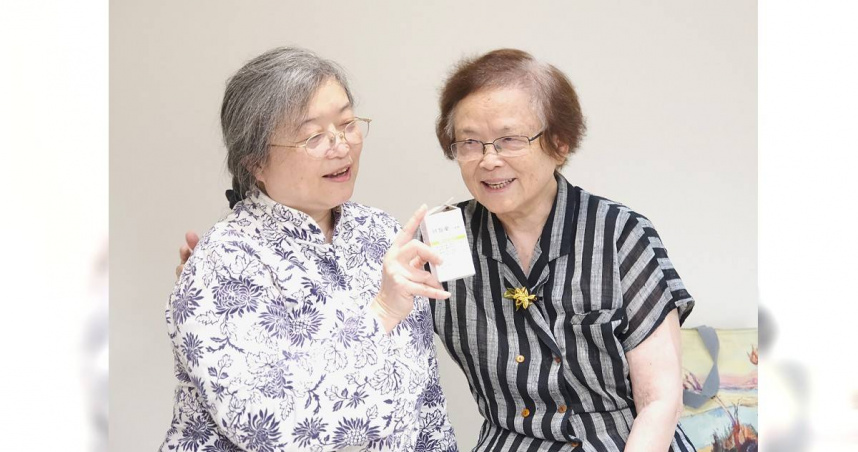 亞東醫院眼科醫師麥令琴（左）表示，雖然新藥費用不低，但希望媽媽（右）能多維持現在獨立生活的狀態，決定積極嘗試。（圖／亞東醫院提供）