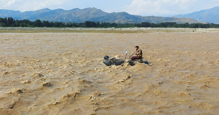 救援人員划著木筏搜尋倖存者。（圖／達志／路透社）