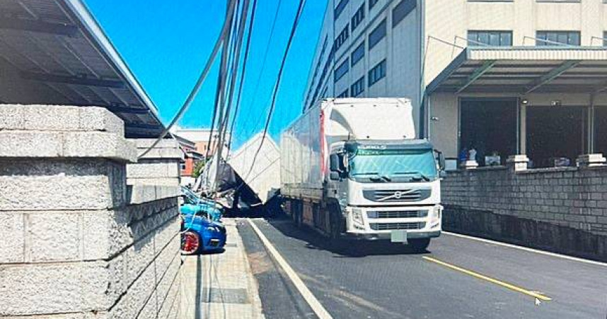 拖車扯斷電桿波及到鄰近車輛、工廠，1619戶為此停電到晚上。（圖／翻攝畫面）