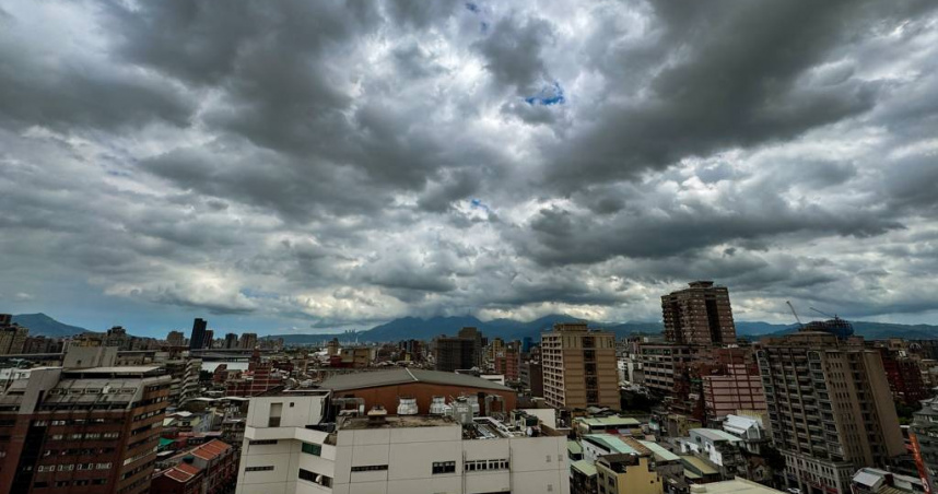 颱風「丹娜絲」逐步靠近台灣，中央氣象署5日清晨發布海上颱風警報，大台北地區天空亦出現雲層而成為陰天。（示意圖／報系資料照）