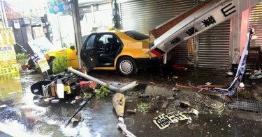 台中市烏日區今天傍晚發生一起交通事故。(圖/翻攝畫面)
