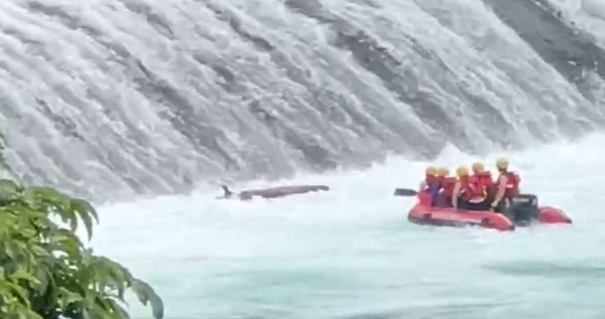 廣興橋下水域今日發生遊客落水意外，警消出動救援翻船釀悲劇。（圖／翻攝畫面）