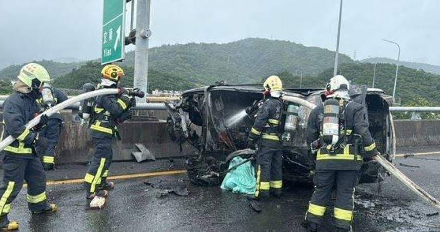 國5北向54公里火燒車自撞。（圖／翻攝畫面）