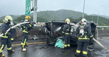 國5北向54公里火燒車自撞。(圖/翻攝畫面)