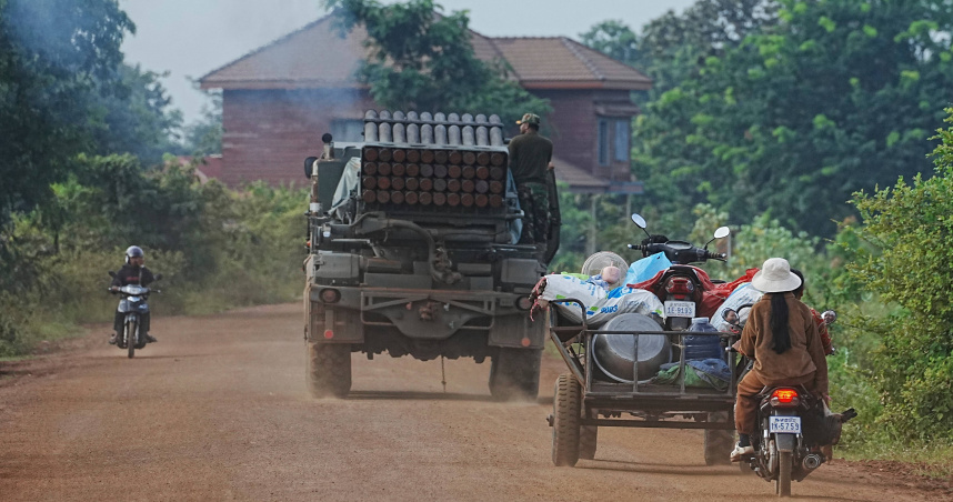 柬埔寨人民駕駛軍用車輛撤離。（圖／美聯社）
