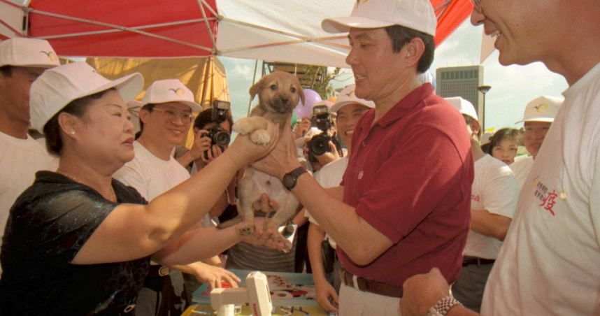 前總統馬英九於1999年擔任台北市長時，認養流浪狗「馬小九」。（圖／報系資料照）