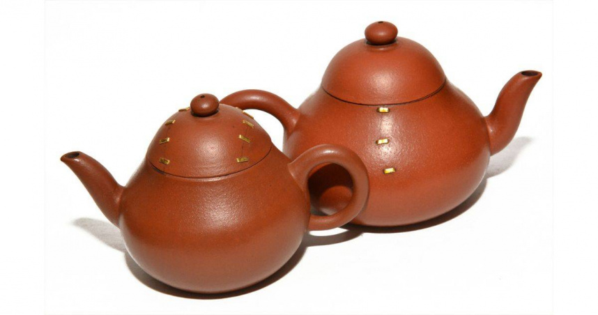 鋦補師傅蔡佩君鋦補的宜興朱泥壺。（圖╱吳德亮攝）