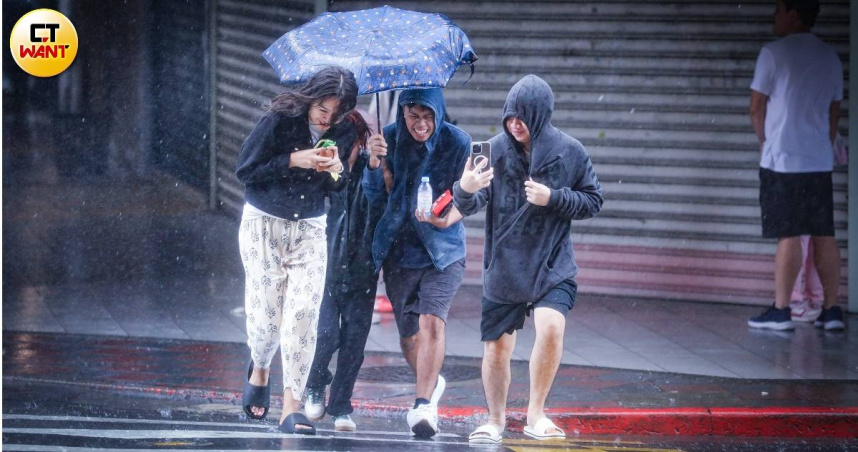 今（31）日下午14時25分，中央氣象署針對全台12縣市發布豪大雨特報。（圖／劉耿豪攝）