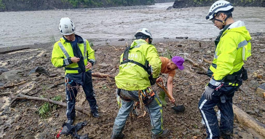 高雄一家五口墜谷，造成2死3失聯悲劇，當地消防局持續搜救中。（圖／高雄市消防局提供）